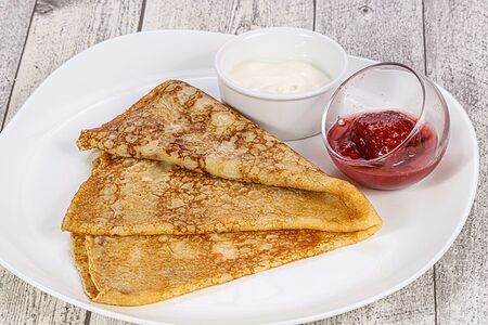 Блин с клубничным вареньем