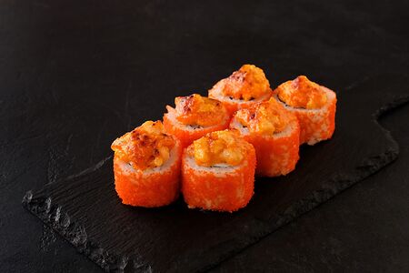 Запеченный ролл с лососем, креветкой темпура под сыром