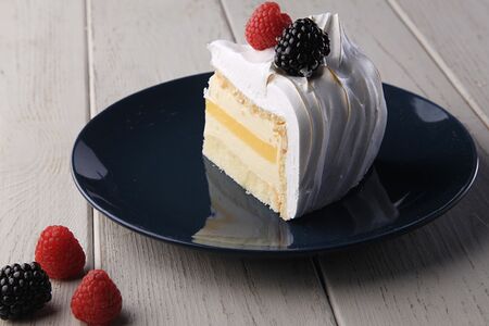 Пирожное Ваниль-маракуйя