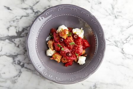 Панцанелла со сладкими томатами и моцареллой