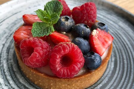 Тарталетка с сезонными фруктами