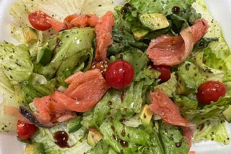 Салат с жареным авокадо и слабосаленным лососем
