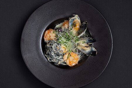 Спагетти с чернилами каракатицы и морепродуктами