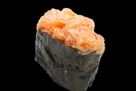 Гункан с лососем