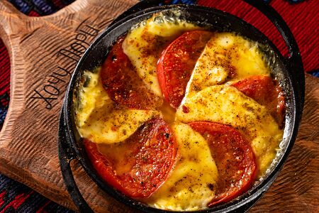 Сулугуни запеченный с томатами