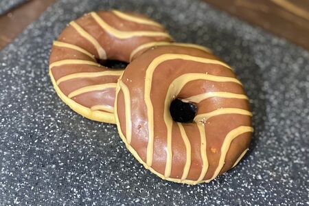 Пончик шоколадный с карамелью