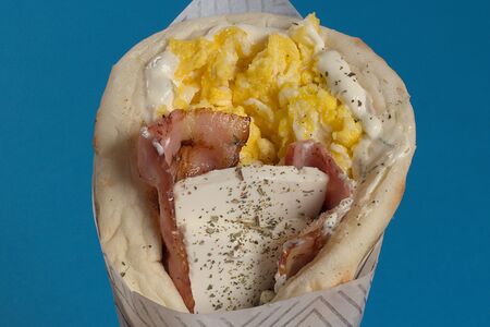 Сувлаки со скрэмблом и сыром фета