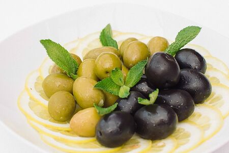 Маслины и оливки с лимоном