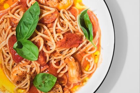 Спагетти с креветками и томатами