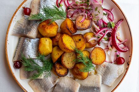 Сельдь с молодым картофелем