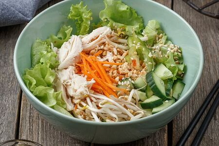 Салат по-вьетнамски с курицей