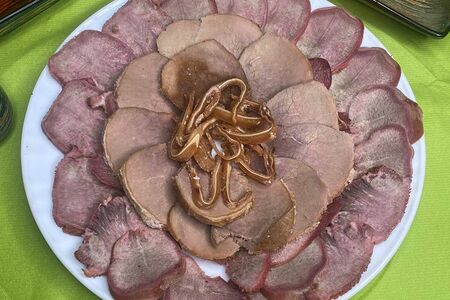 Нарезка мясная с соусом