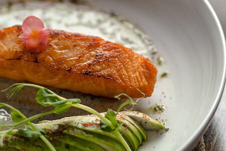 Стейк из форели со шпинатно-цитрусовым соусом