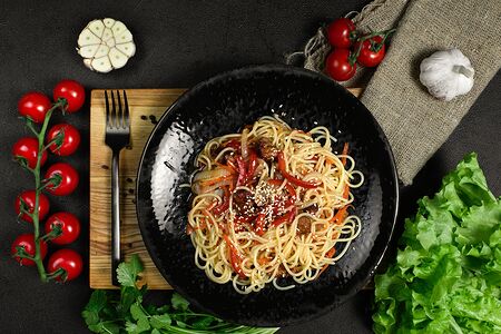 Паста со свининой в соусе сладкий чили