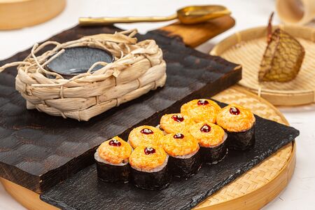 Запеченный ролл с креветкой