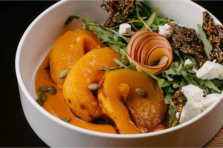 Салат из печеной тыквы, ферментированного яблока с лимонной заправкой и мягким сыром