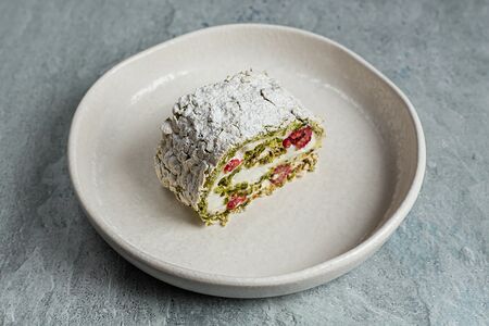 Меренговый рулет с малиной