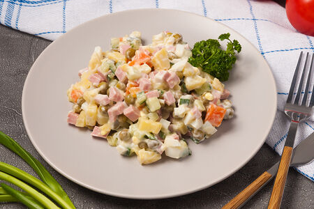 Салат Оливье с колбасой