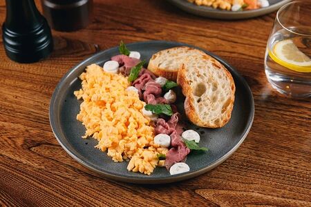 Скрэмбл, ростбиф, трюфель, соус тоннато