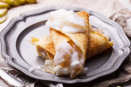 Блины с заварным кремом, мягким сыром и грушей