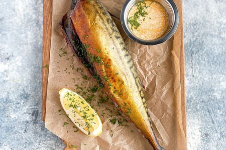 Скумбрия горячего копчения с копченым соусом