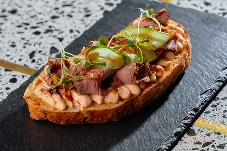 Брускетта с ростбифом