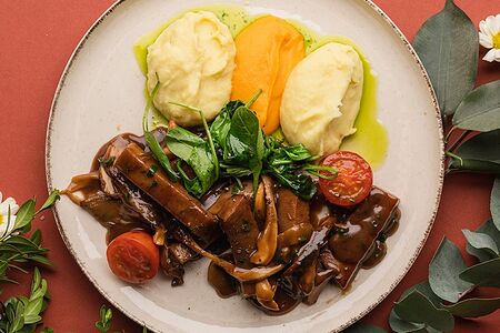 Говяжий язык с вешенкой в соусе терияки