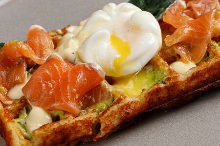 Картофельные вафли с форелью