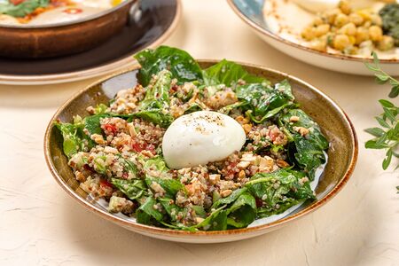 Салат с киноа и яйцом пашот