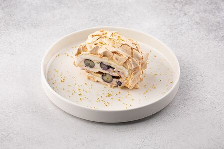 Меренговый рулет с сезонными ягодами