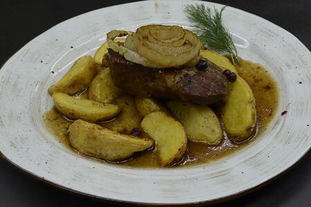 Телятина с печеным картофелем и клюквенным соусом