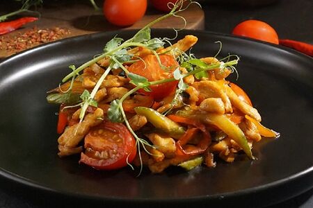 Куриное филе с овощами в кисло-сладком соусе