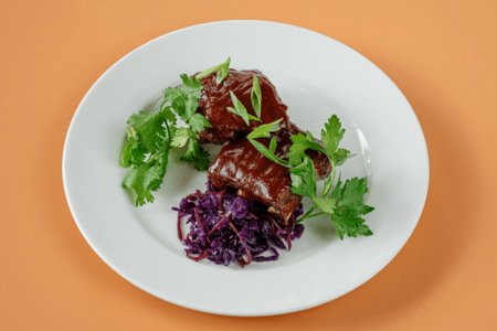 Свиные ребра BBQ с маринованной красной капустой