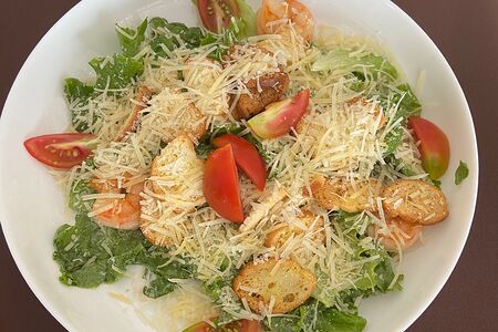 Салат Цезарь с креветкой