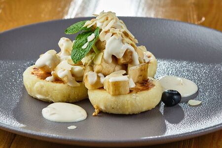 Сырники с арахисовой пастой и бананом