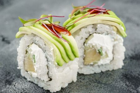 Филадельфия с авокадо и манго