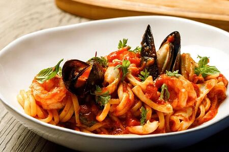 Лингвини с морепродуктами в томатном соусе