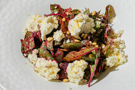 Салат с печеной свеклой, козьим сыром и кедровыми орешками