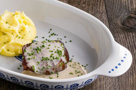 Филе-миньон с винно-перечным соусом