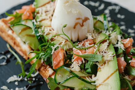 Вафля с лососем и яйцом пашот