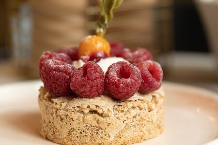 Тарталетка миндальная с малиной