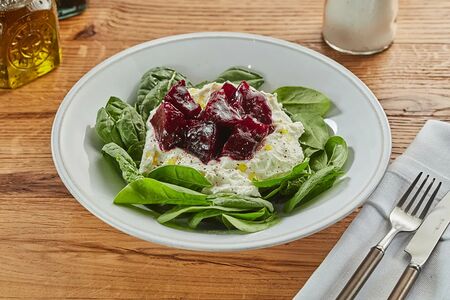Салат из свеклы с козьим сыром
