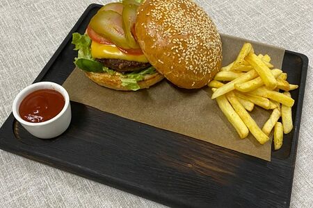 Бургер с котлетой из говядины и картофель фри
