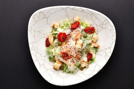 Романо с цыплёнком гриль и соусом из балтийских шпрот 