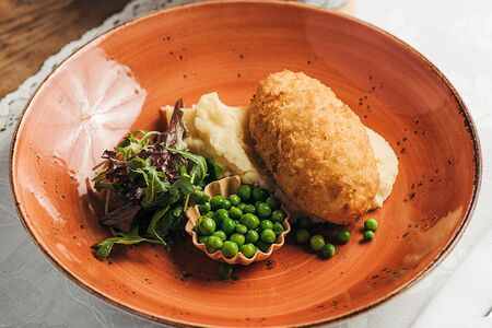 Котлета по-киевски с пюре из молодого картофеля