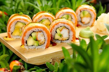 Ролл с манго и креветкой темпура