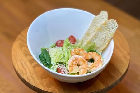 Салат Цезарь с креветками