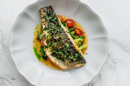 Филе сибаса с брокколи и томатами