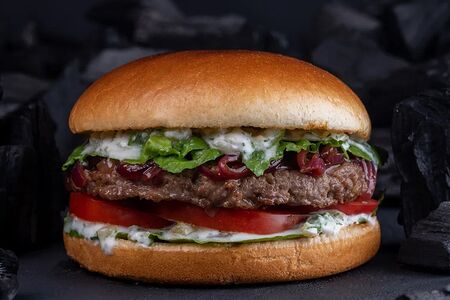 Бургер с мраморной телятиной и луком конфи