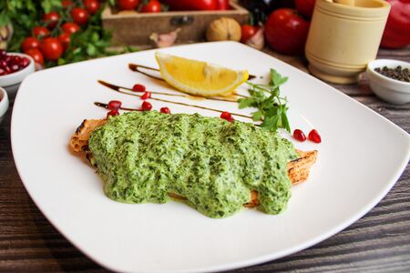 Стейк семги под шпинатным соусом